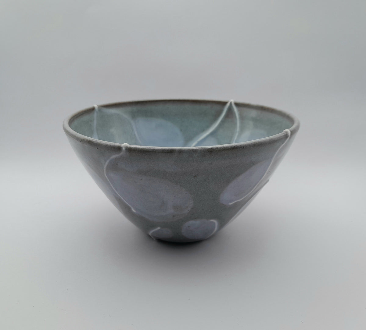 Keramikschale dunkelgrau mit blauem Innen, glatte Schalenform